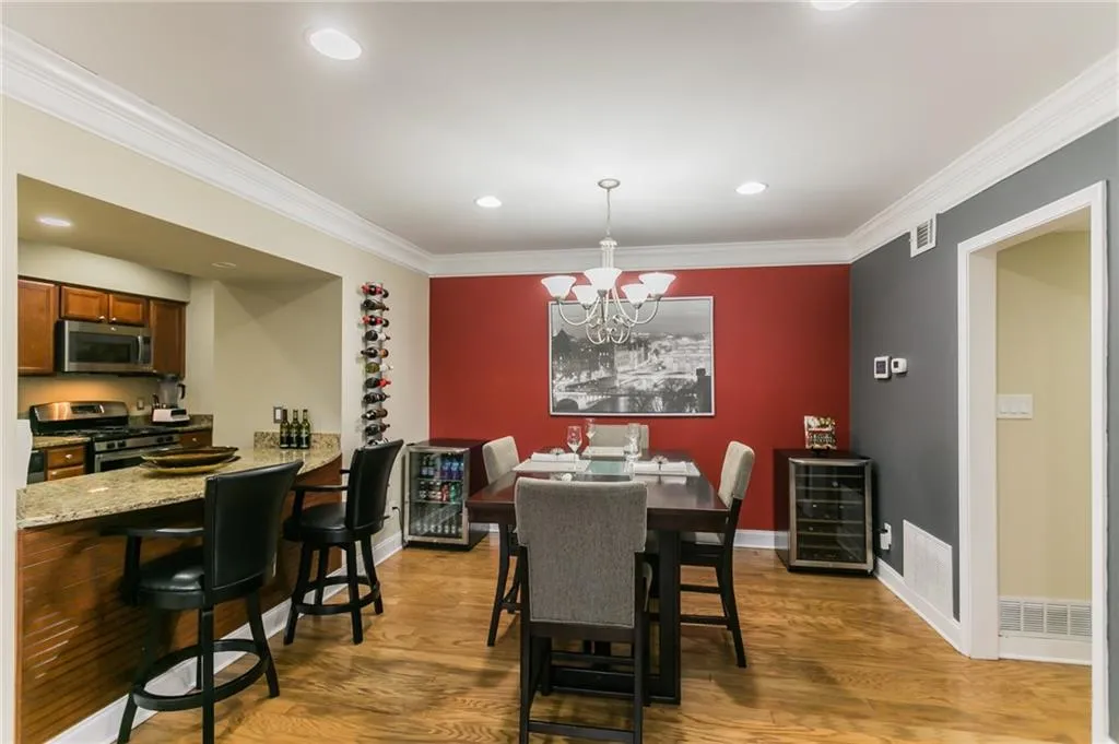 6980 Roswell Road Unit C10, Sandy Springs, Georgia 30328, 2 Bedrooms Bedrooms, ,2 BathroomsBathrooms,Residential,Sold,6980 Roswell Road Unit C10,6665510