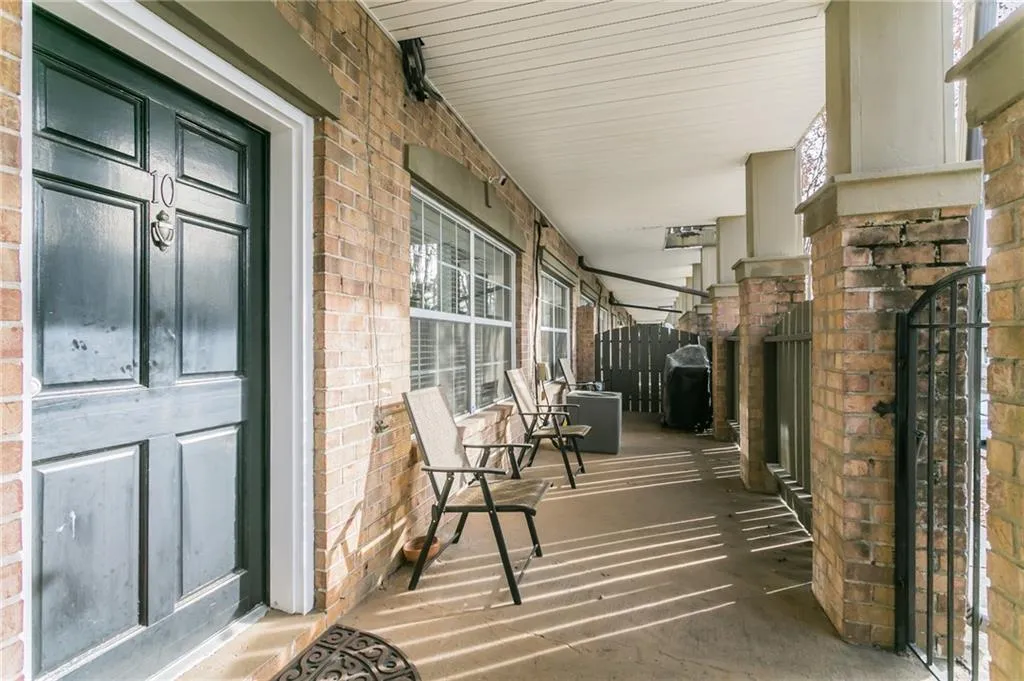 6980 Roswell Road Unit C10, Sandy Springs, Georgia 30328, 2 Bedrooms Bedrooms, ,2 BathroomsBathrooms,Residential,Sold,6980 Roswell Road Unit C10,6665510