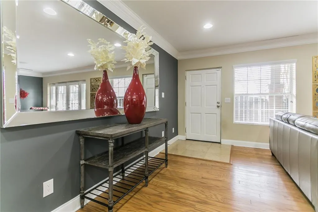 6980 Roswell Road Unit C10, Sandy Springs, Georgia 30328, 2 Bedrooms Bedrooms, ,2 BathroomsBathrooms,Residential,Sold,6980 Roswell Road Unit C10,6665510