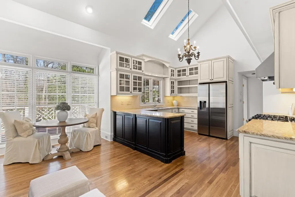 472 Ivy Park Lane Ne, Atlanta, Georgia 30342, 3 Bedrooms Bedrooms, 0 ,2 BathroomsBathrooms,Residential,For Sale,472 Ivy Park Lane Ne,7706661