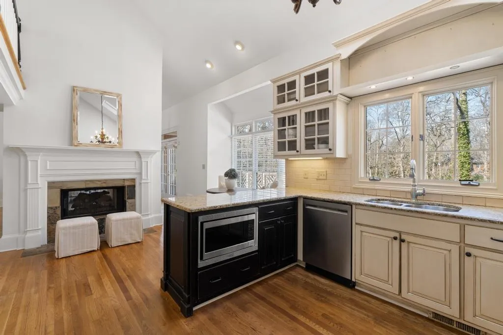 472 Ivy Park Lane Ne, Atlanta, Georgia 30342, 3 Bedrooms Bedrooms, 0 ,2 BathroomsBathrooms,Residential,For Sale,472 Ivy Park Lane Ne,7706661