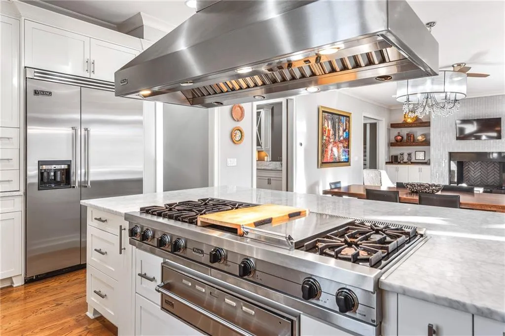 15 Glen Oaks Drive, Atlanta, Georgia 30327, 7 Bedrooms Bedrooms, ,7 BathroomsBathrooms,Residential,Sold,15 Glen Oaks Drive,6843755