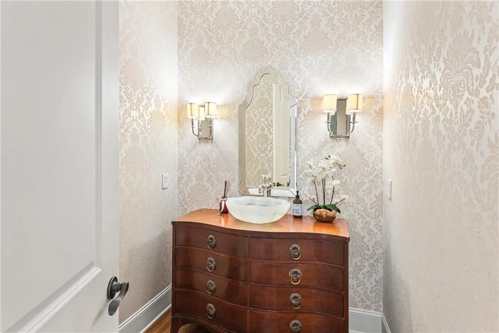 15 Glen Oaks Drive, Atlanta, Georgia 30327, 7 Bedrooms Bedrooms, ,7 BathroomsBathrooms,Residential,Sold,15 Glen Oaks Drive,6843755