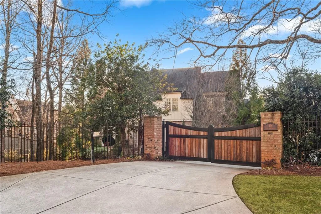 15 Glen Oaks Drive, Atlanta, Georgia 30327, 7 Bedrooms Bedrooms, ,7 BathroomsBathrooms,Residential,Sold,15 Glen Oaks Drive,6843755