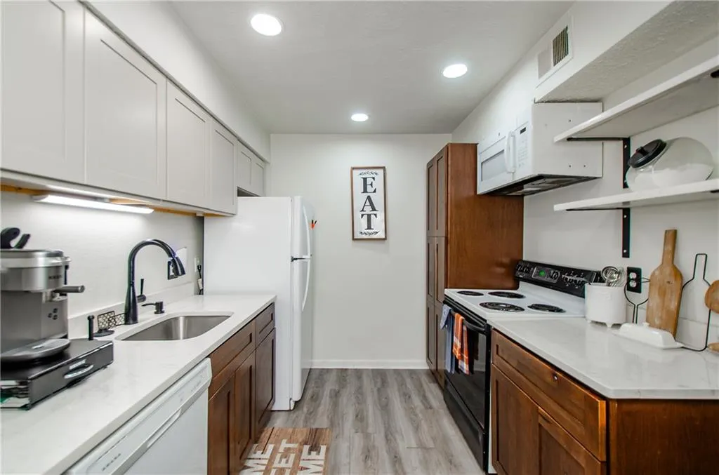 5157 Roswell Road Unit 2, Atlanta, Georgia 30342, 1 Bedroom Bedrooms, ,1 BathroomBathrooms,Residential,For Sale,5157 Roswell Road Unit 2,7697554