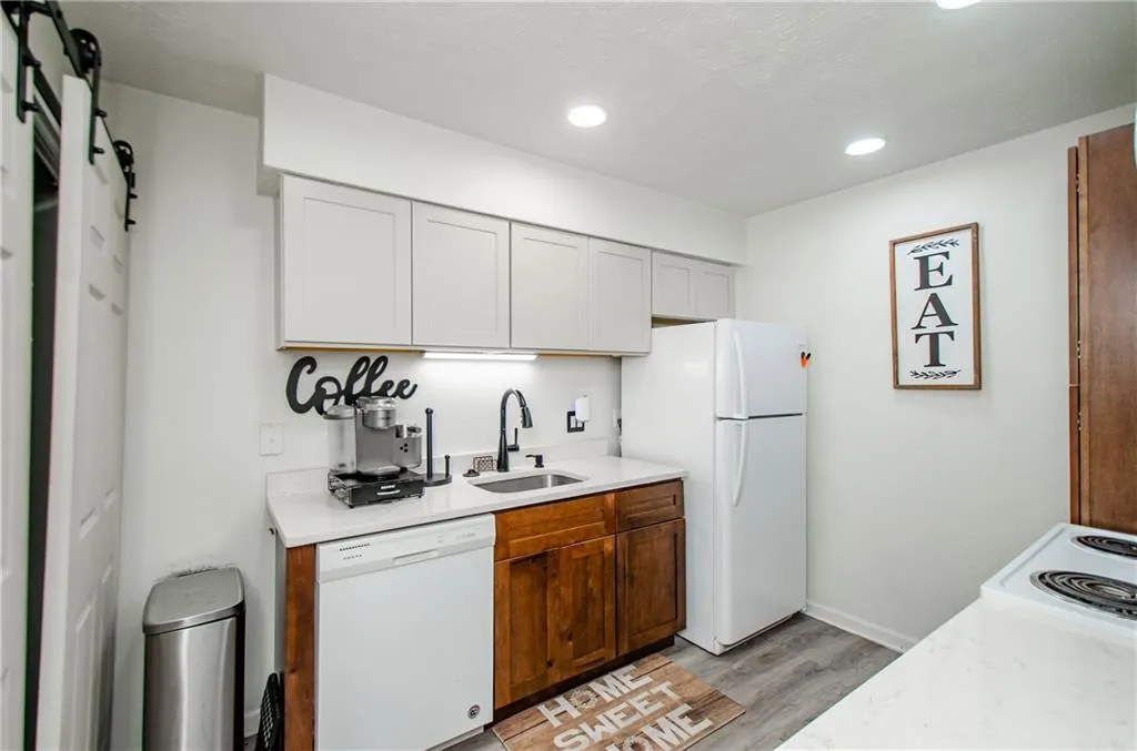 5157 Roswell Road Unit 2, Atlanta, Georgia 30342, 1 Bedroom Bedrooms, ,1 BathroomBathrooms,Residential,For Sale,5157 Roswell Road Unit 2,7697554