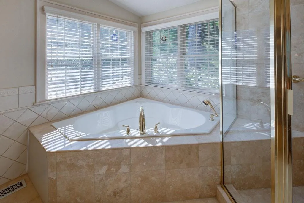 273 Peachtree Way Ne, Atlanta, Georgia 30305, 2 Bedrooms Bedrooms, ,2 BathroomsBathrooms,Residential,For Sale,273 Peachtree Way Ne,7639716