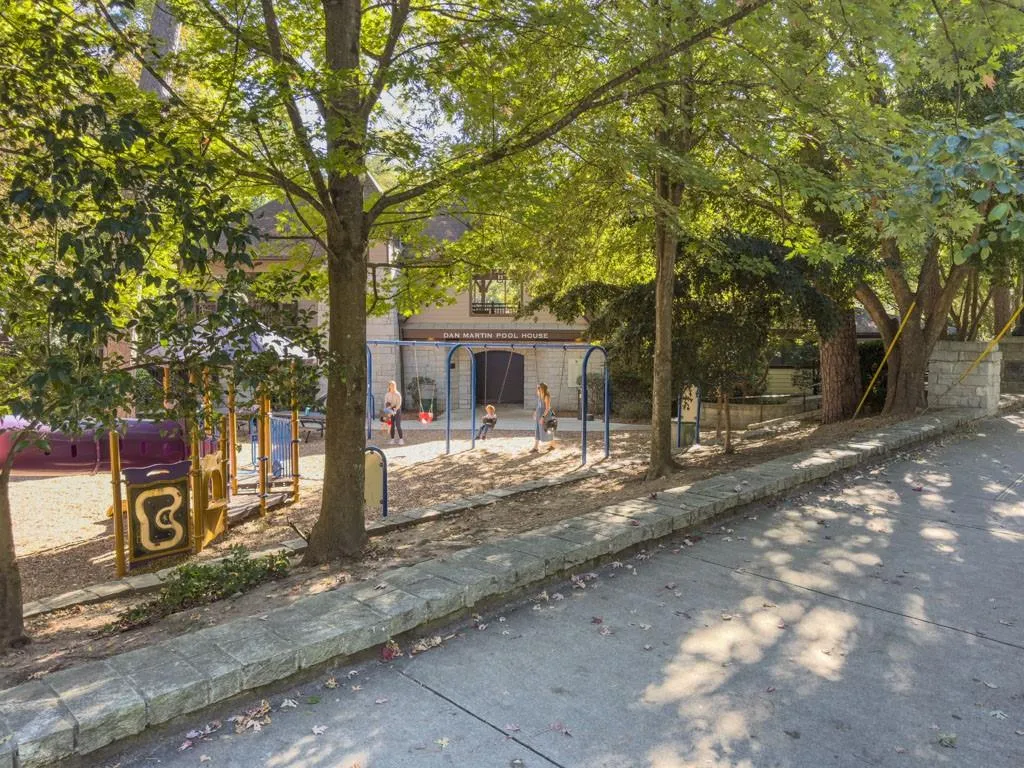 273 Peachtree Way Ne, Atlanta, Georgia 30305, 2 Bedrooms Bedrooms, ,2 BathroomsBathrooms,Residential,For Sale,273 Peachtree Way Ne,7639716