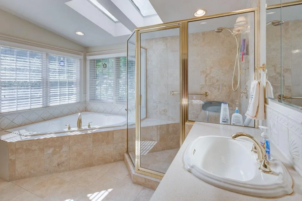 273 Peachtree Way Ne, Atlanta, Georgia 30305, 2 Bedrooms Bedrooms, ,2 BathroomsBathrooms,Residential,For Sale,273 Peachtree Way Ne,7639716