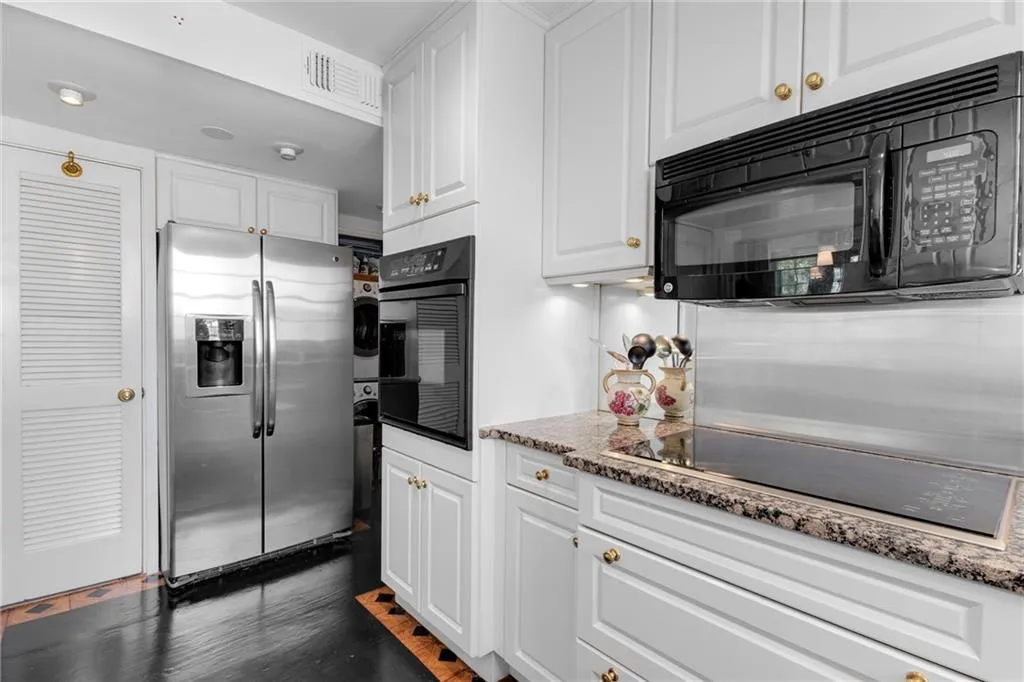 1325 Peachtree Street Ne Unit 401, Atlanta, Georgia 30309, 2 Bedrooms Bedrooms, ,2 BathroomsBathrooms,Residential,For Sale,1325 Peachtree Street Ne Unit 401,7570555