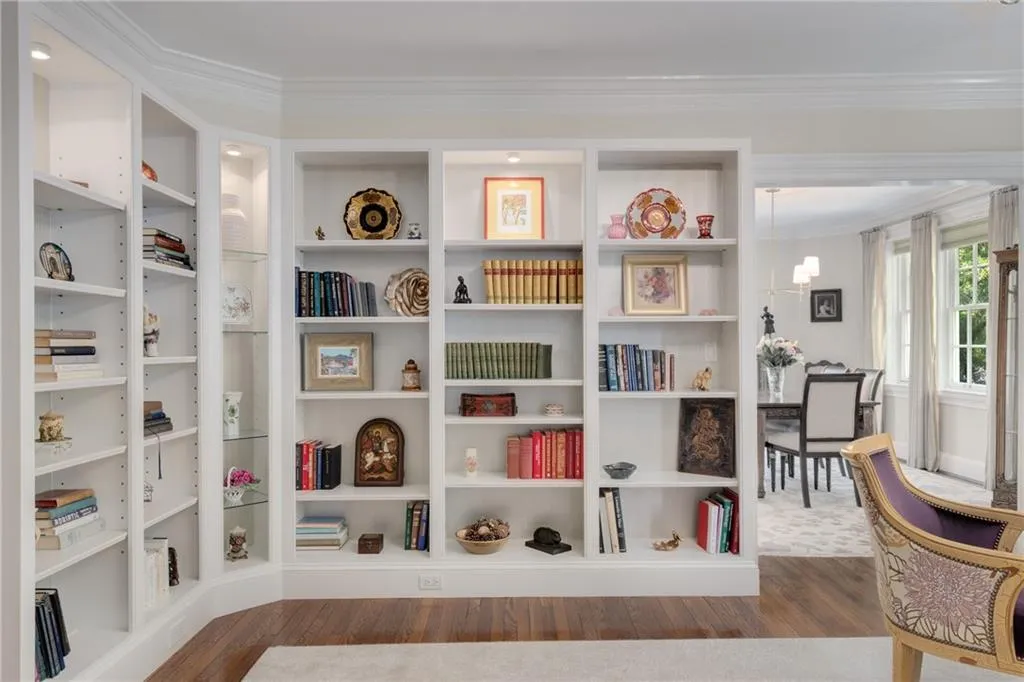 Wonderful Bookshelves in the Living Room for Displaying books and more.