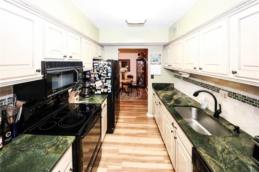 2206 Huntingdon Chase, Sandy Springs, Georgia 30350, 2 Bedrooms Bedrooms, ,2 BathroomsBathrooms,Residential,Sold,2206 Huntingdon Chase,6840467