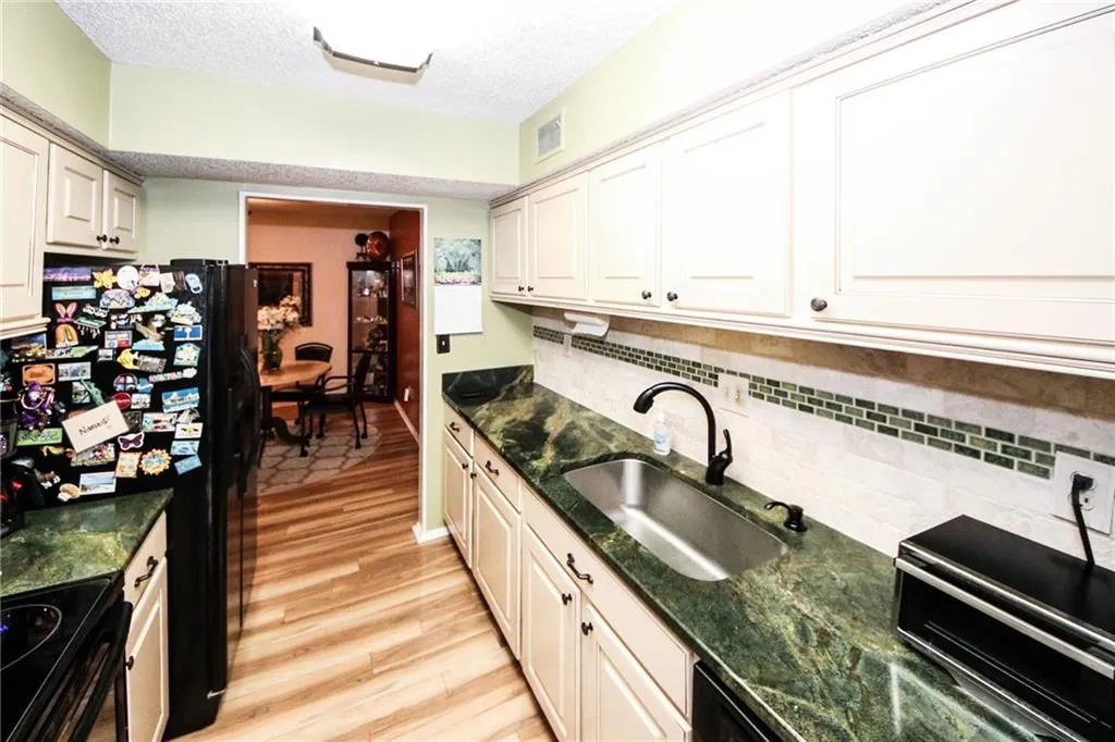 2206 Huntingdon Chase, Sandy Springs, Georgia 30350, 2 Bedrooms Bedrooms, ,2 BathroomsBathrooms,Residential,Sold,2206 Huntingdon Chase,6840467