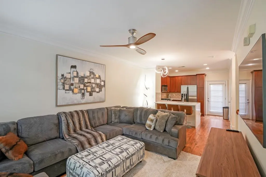 1140 Glenridge Place, Sandy Springs, Georgia 30342, 2 Bedrooms Bedrooms, ,1 BathroomBathrooms,Residential,Sold,1140 Glenridge Place,7269744