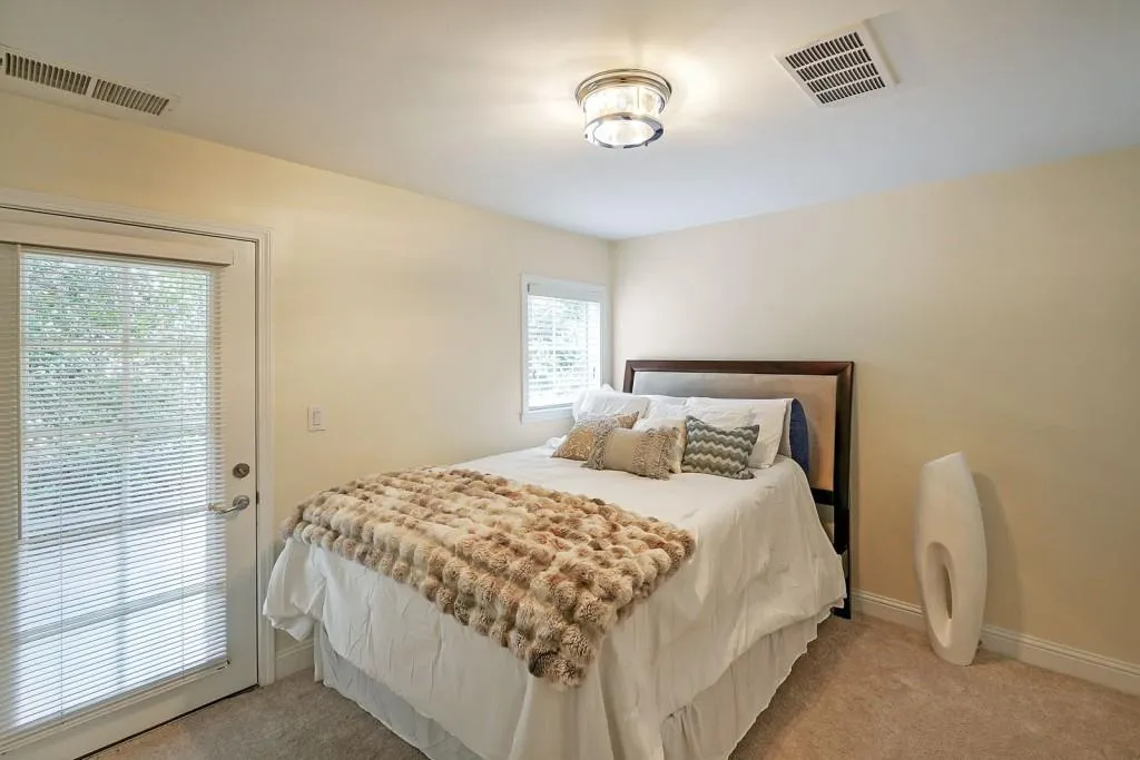 1140 Glenridge Place, Sandy Springs, Georgia 30342, 2 Bedrooms Bedrooms, ,1 BathroomBathrooms,Residential,Sold,1140 Glenridge Place,7269744