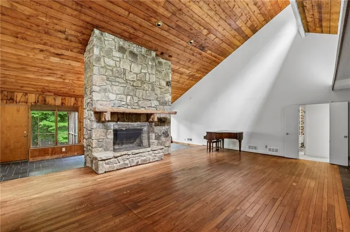 30ftx30ft Great Room with 15ft vaulted ceilings