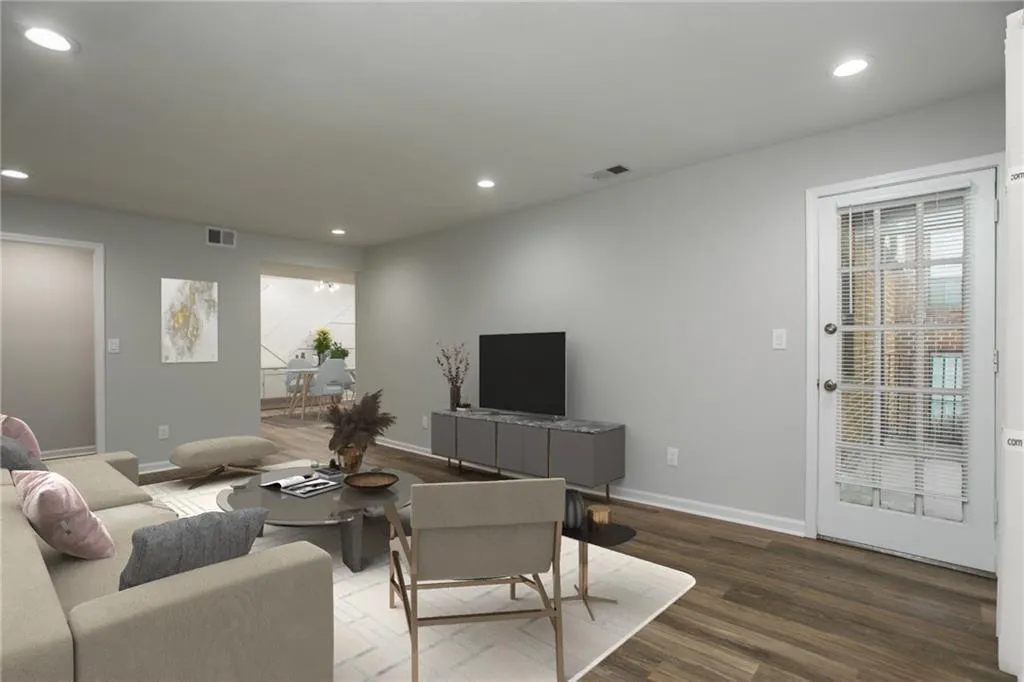 6851 Roswell Road Unit Q15, Sandy Springs, Georgia 30328, 3 Bedrooms Bedrooms, ,2 BathroomsBathrooms,Residential,Sold,6851 Roswell Road Unit Q15,6883515