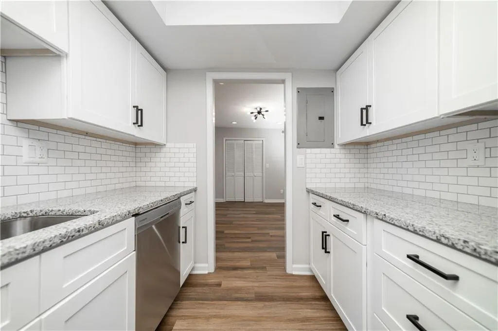 6851 Roswell Road Unit Q15, Sandy Springs, Georgia 30328, 3 Bedrooms Bedrooms, ,2 BathroomsBathrooms,Residential,Sold,6851 Roswell Road Unit Q15,6883515