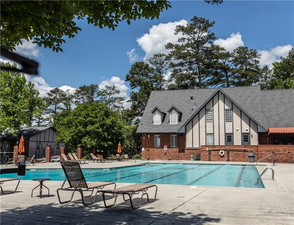 6851 Roswell Road Unit Q15, Sandy Springs, Georgia 30328, 3 Bedrooms Bedrooms, ,2 BathroomsBathrooms,Residential,Sold,6851 Roswell Road Unit Q15,6883515