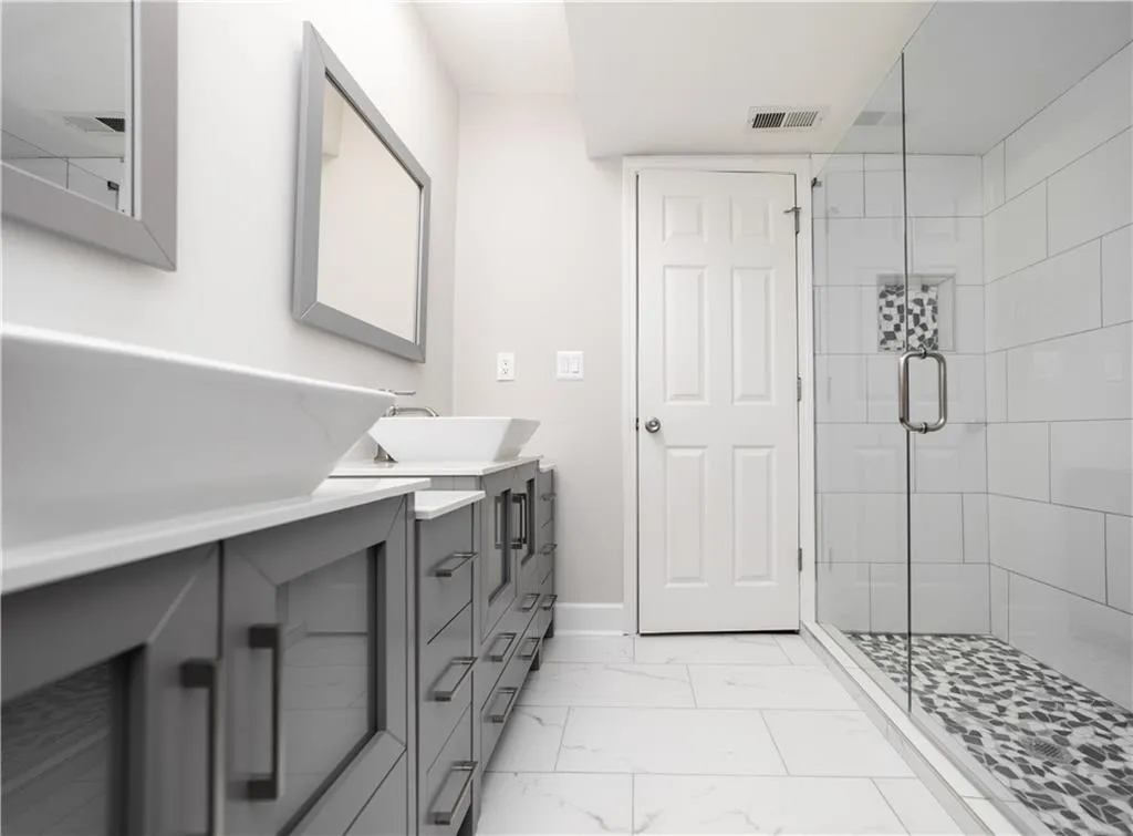 6851 Roswell Road Unit Q15, Sandy Springs, Georgia 30328, 3 Bedrooms Bedrooms, ,2 BathroomsBathrooms,Residential,Sold,6851 Roswell Road Unit Q15,6883515