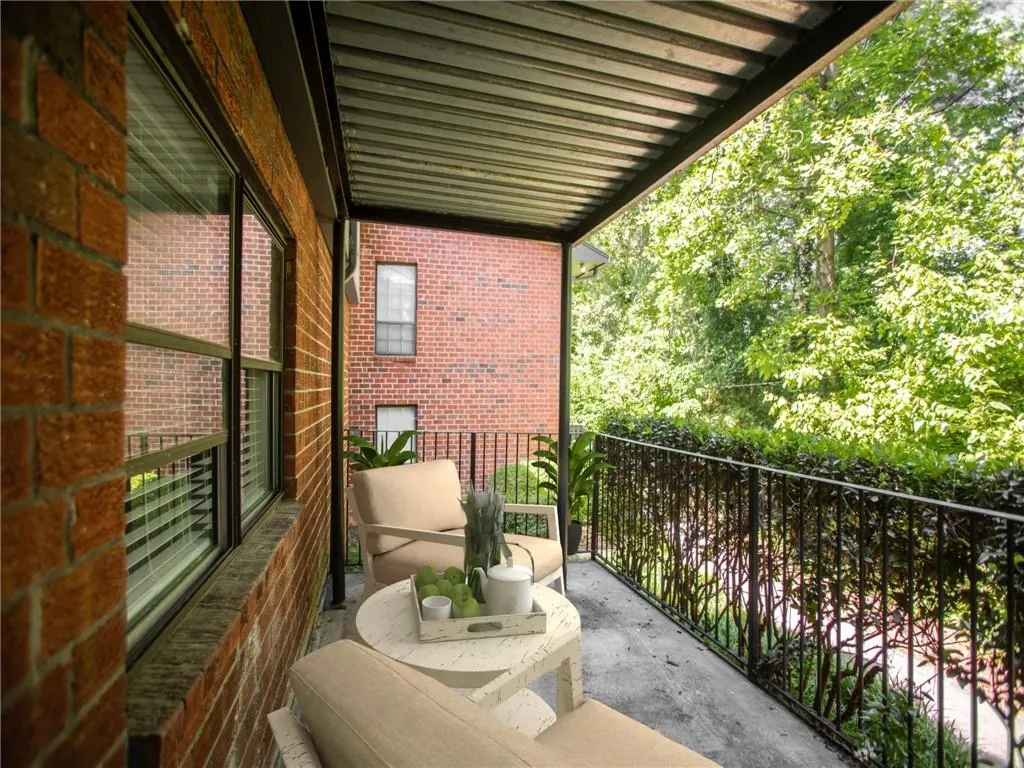 6851 Roswell Road Unit Q15, Sandy Springs, Georgia 30328, 3 Bedrooms Bedrooms, ,2 BathroomsBathrooms,Residential,Sold,6851 Roswell Road Unit Q15,6883515