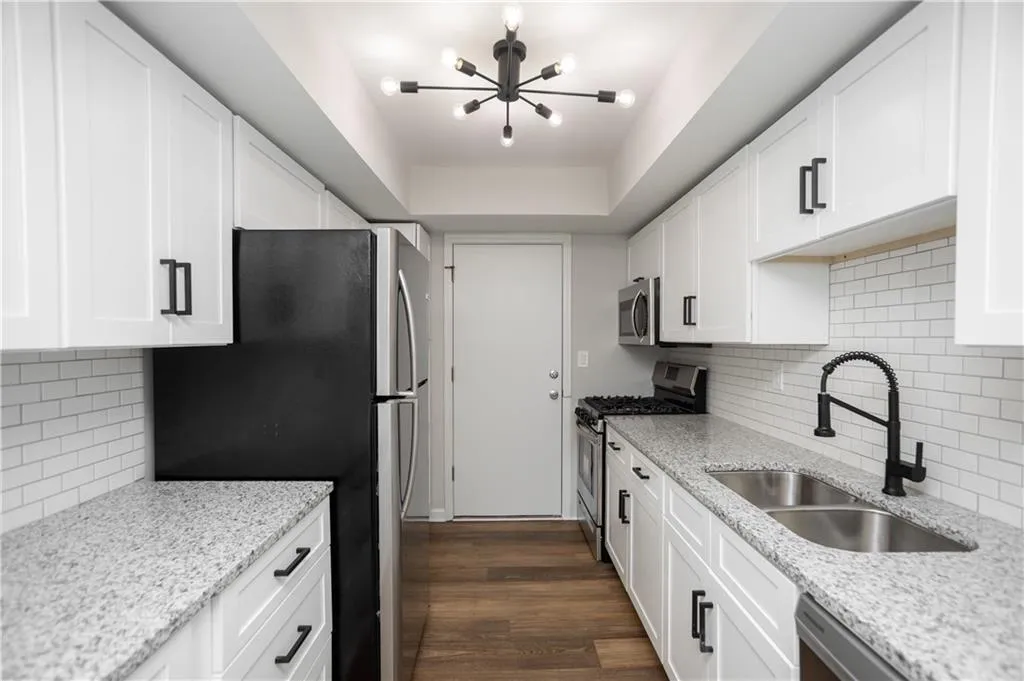 6851 Roswell Road Unit Q15, Sandy Springs, Georgia 30328, 3 Bedrooms Bedrooms, ,2 BathroomsBathrooms,Residential,Sold,6851 Roswell Road Unit Q15,6883515