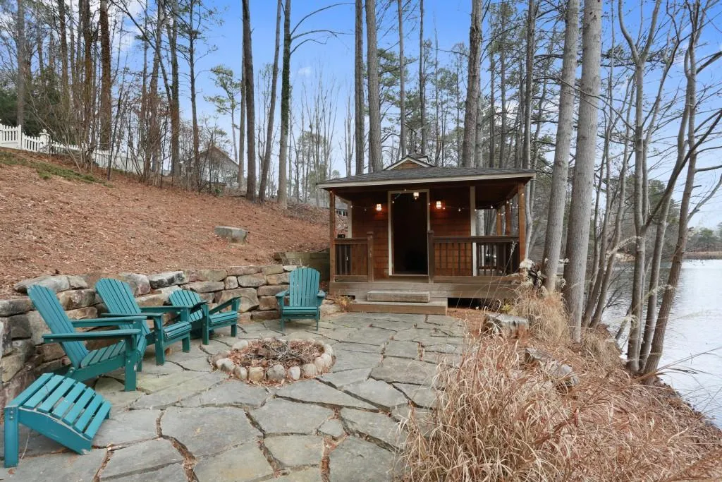 1591 Huntingdon Trail, Sandy Springs, Georgia 30350, 4 Bedrooms Bedrooms, ,3 BathroomsBathrooms,Residential,Sold,1591 Huntingdon Trail,5795735