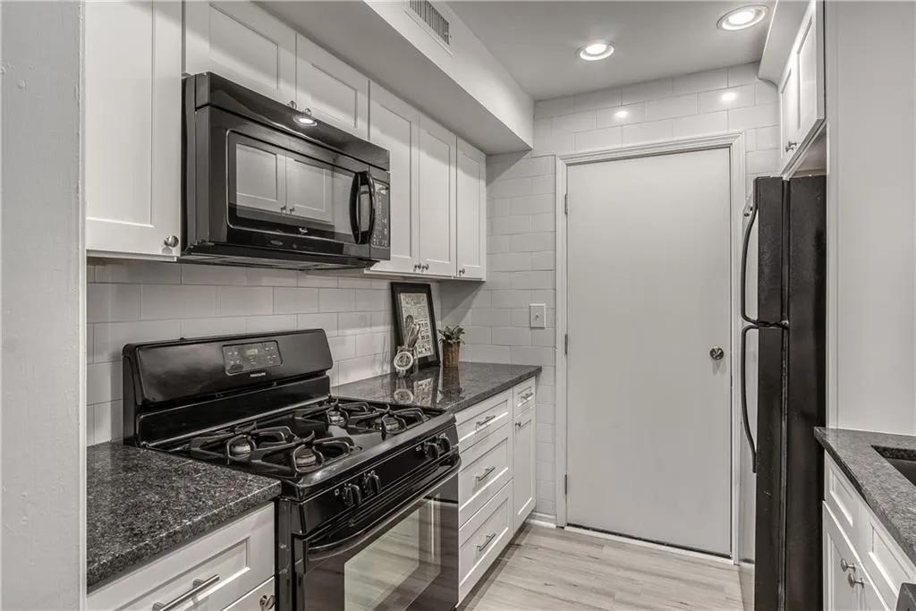 6851 Roswell Road Unit J11, Sandy Springs, Georgia 30328, 1 Bedroom Bedrooms, ,1 BathroomBathrooms,Residential,Sold,6851 Roswell Road Unit J11,6858140