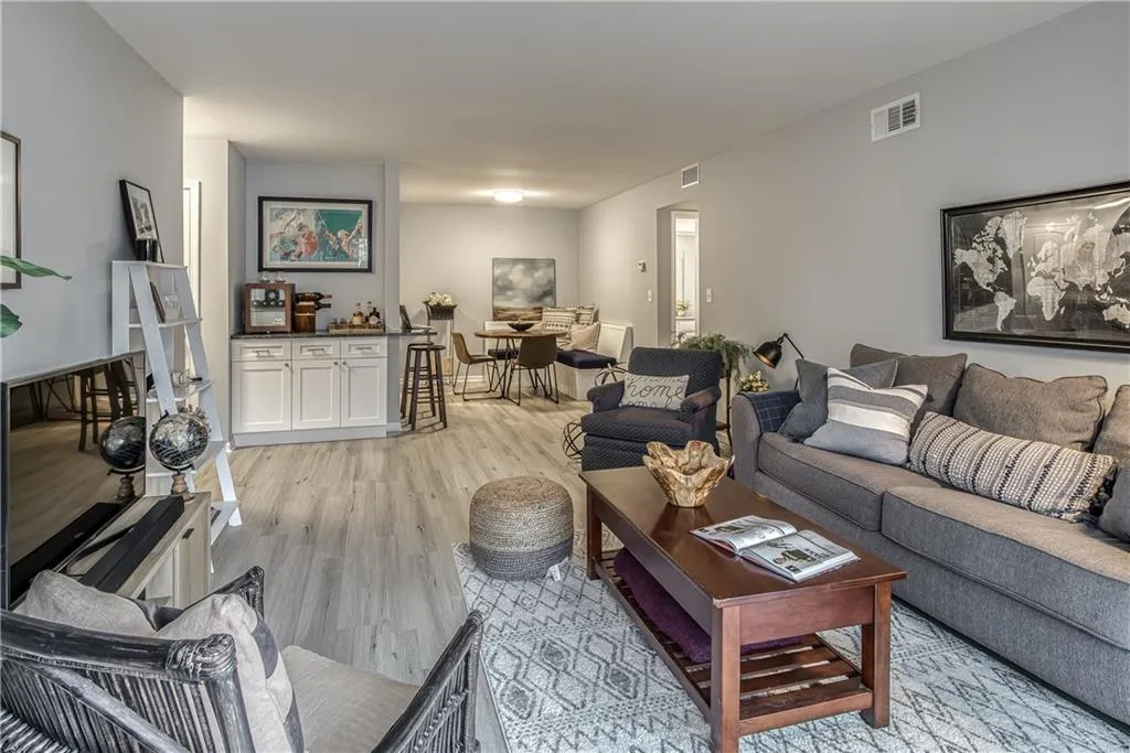 6851 Roswell Road Unit J11, Sandy Springs, Georgia 30328, 1 Bedroom Bedrooms, ,1 BathroomBathrooms,Residential,Sold,6851 Roswell Road Unit J11,6858140