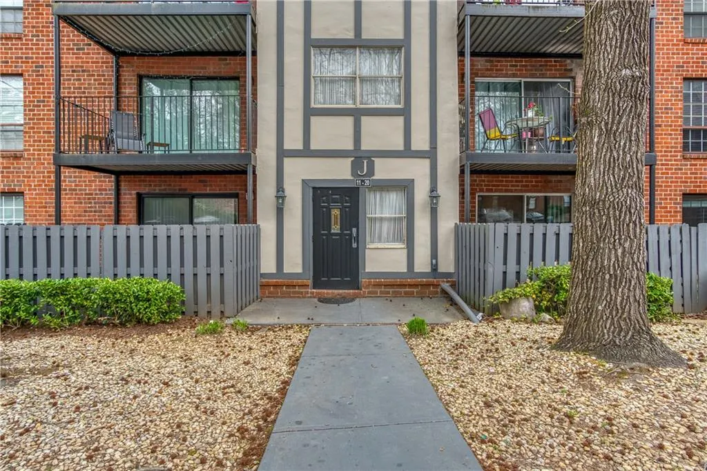 6851 Roswell Road Unit J11, Sandy Springs, Georgia 30328, 1 Bedroom Bedrooms, ,1 BathroomBathrooms,Residential,Sold,6851 Roswell Road Unit J11,6858140