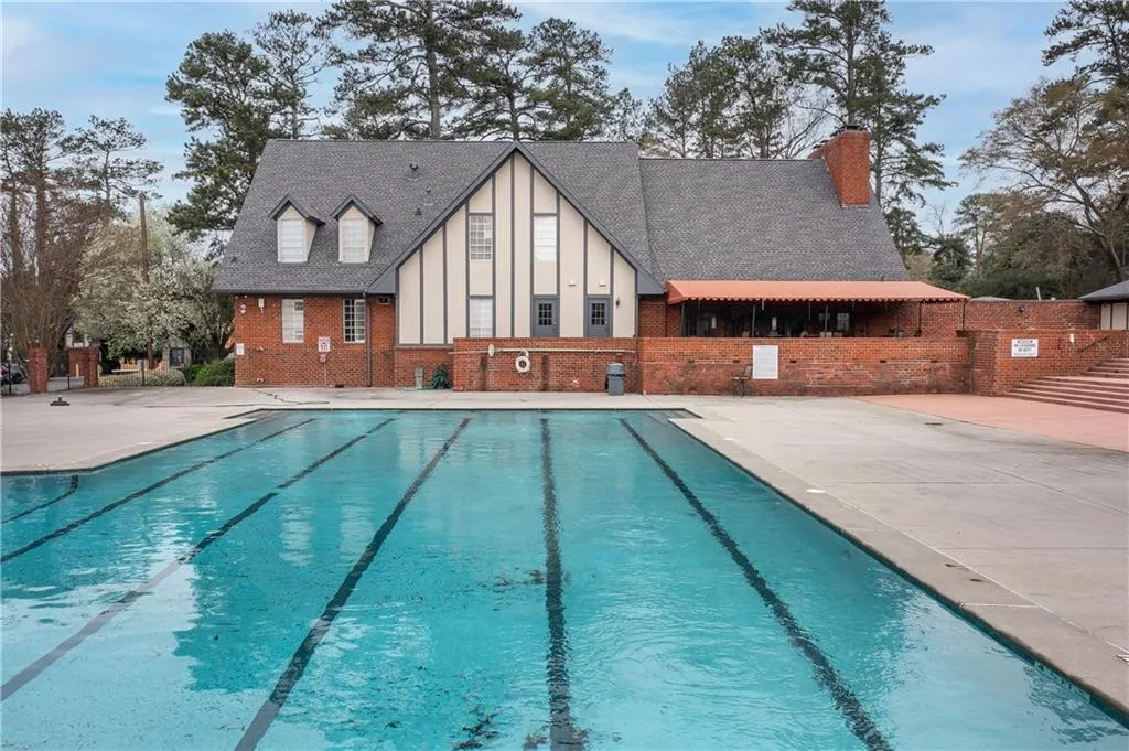 6851 Roswell Road Unit J11, Sandy Springs, Georgia 30328, 1 Bedroom Bedrooms, ,1 BathroomBathrooms,Residential,Sold,6851 Roswell Road Unit J11,6858140