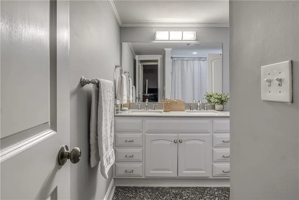 6851 Roswell Road Unit J11, Sandy Springs, Georgia 30328, 1 Bedroom Bedrooms, ,1 BathroomBathrooms,Residential,Sold,6851 Roswell Road Unit J11,6858140