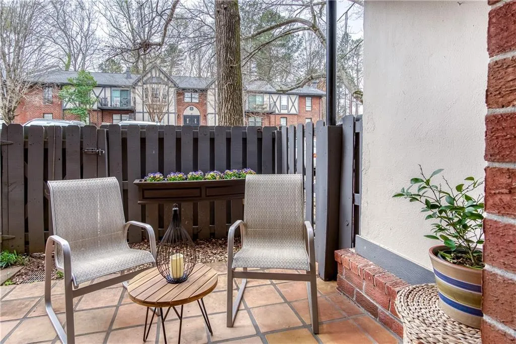 6851 Roswell Road Unit J11, Sandy Springs, Georgia 30328, 1 Bedroom Bedrooms, ,1 BathroomBathrooms,Residential,Sold,6851 Roswell Road Unit J11,6858140