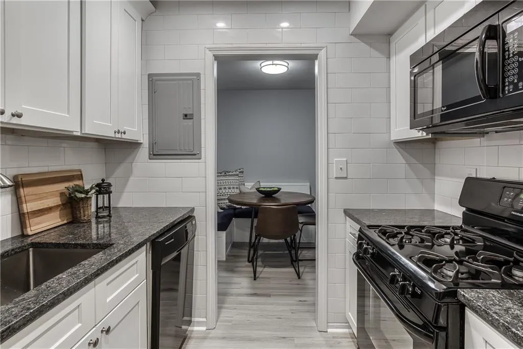 6851 Roswell Road Unit J11, Sandy Springs, Georgia 30328, 1 Bedroom Bedrooms, ,1 BathroomBathrooms,Residential,Sold,6851 Roswell Road Unit J11,6858140