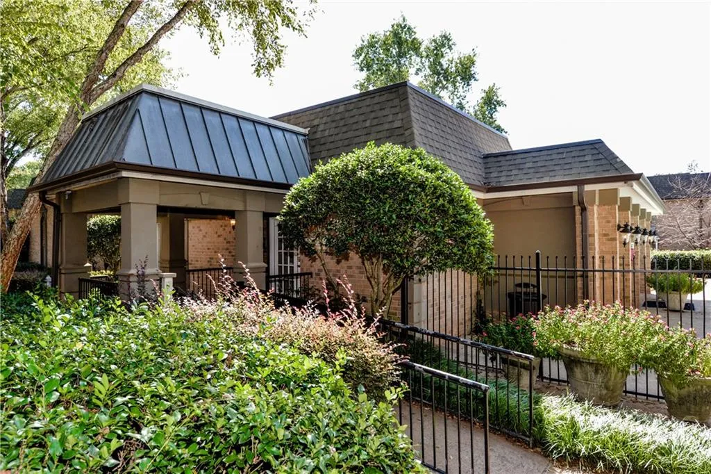 6980 Roswell Road Unit D1, Atlanta, Georgia 30328, 2 Bedrooms Bedrooms, ,1 BathroomBathrooms,Residential,Sold,6980 Roswell Road Unit D1,6080847