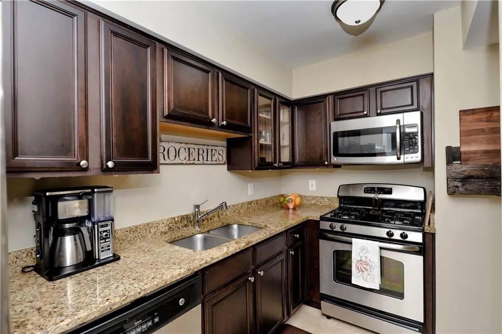 6980 Roswell Road Unit D1, Atlanta, Georgia 30328, 2 Bedrooms Bedrooms, ,1 BathroomBathrooms,Residential,Sold,6980 Roswell Road Unit D1,6080847