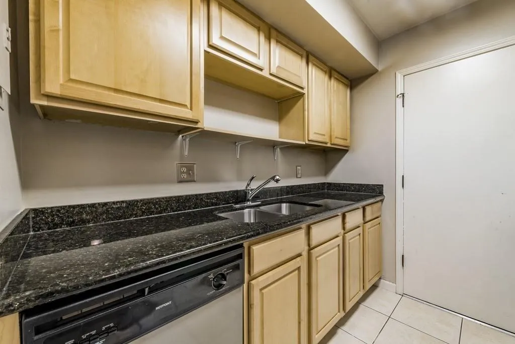 6851 Roswell Road Unit J20, Sandy Springs, Georgia 30328, 1 Bedroom Bedrooms, ,1 BathroomBathrooms,Residential,Sold,6851 Roswell Road Unit J20,6656587