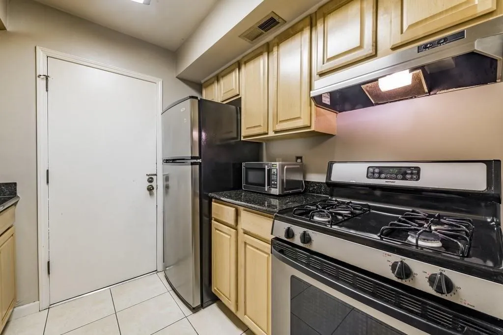 6851 Roswell Road Unit J20, Sandy Springs, Georgia 30328, 1 Bedroom Bedrooms, ,1 BathroomBathrooms,Residential,Sold,6851 Roswell Road Unit J20,6656587