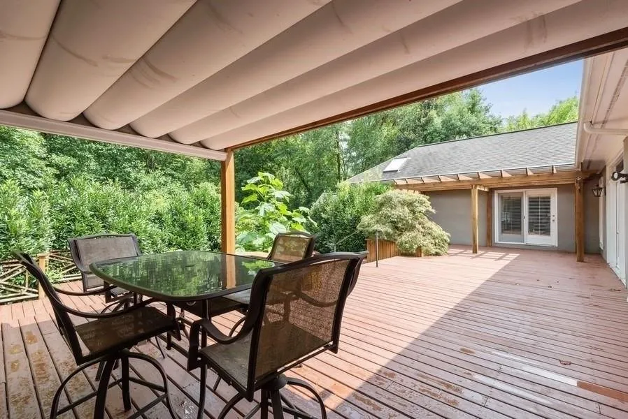 1095 Old Powers Ferry Road, Sandy Springs, Georgia 30327, 5 Bedrooms Bedrooms, ,4 BathroomsBathrooms,Residential,Sold,1095 Old Powers Ferry Road,6595699
