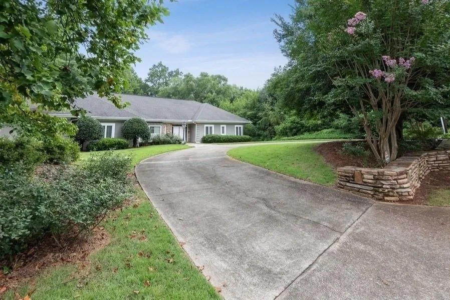 1095 Old Powers Ferry Road, Sandy Springs, Georgia 30327, 5 Bedrooms Bedrooms, ,4 BathroomsBathrooms,Residential,Sold,1095 Old Powers Ferry Road,6595699