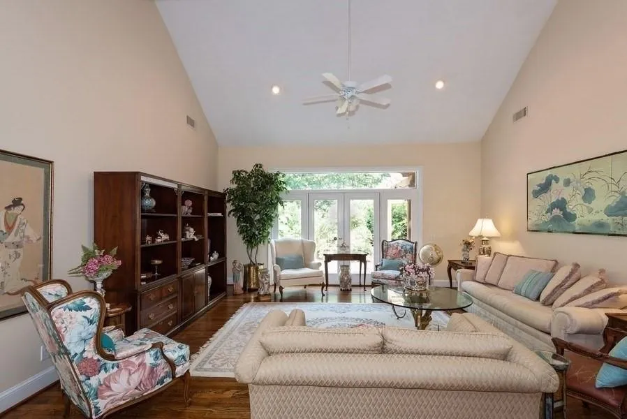 1095 Old Powers Ferry Road, Sandy Springs, Georgia 30327, 5 Bedrooms Bedrooms, ,4 BathroomsBathrooms,Residential,Sold,1095 Old Powers Ferry Road,6595699