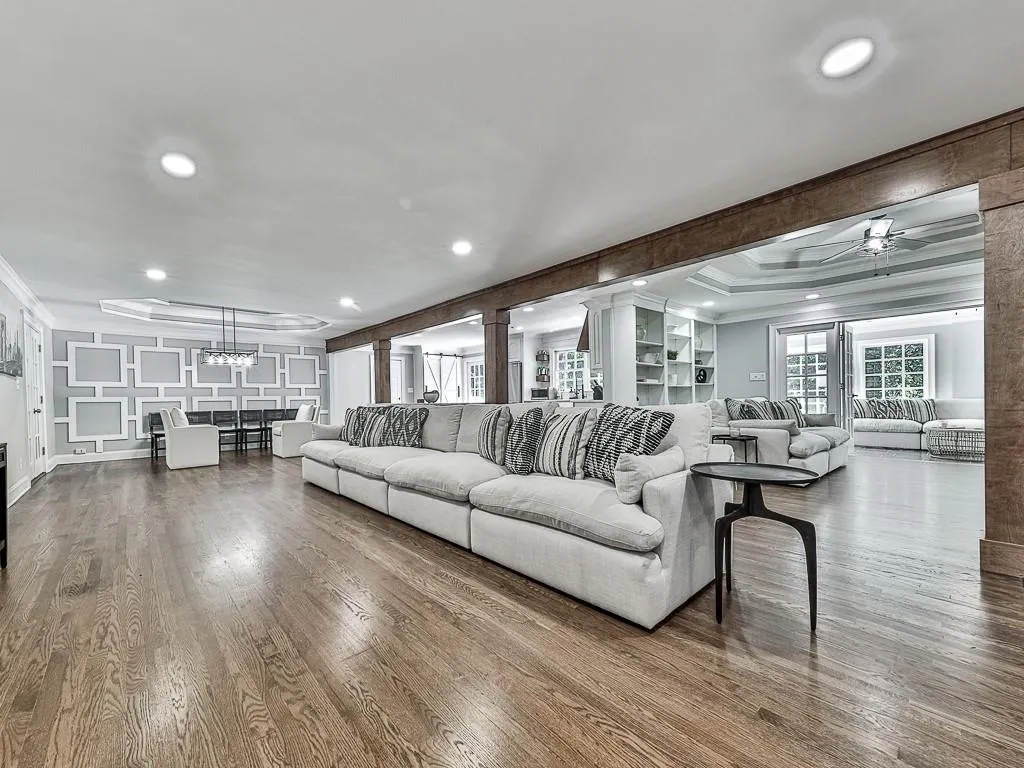 5335 Peachtree Dunwoody Road, Sandy Springs, Georgia 30342, 4 Bedrooms Bedrooms, ,3 BathroomsBathrooms,Residential,Sold,5335 Peachtree Dunwoody Road,7126563