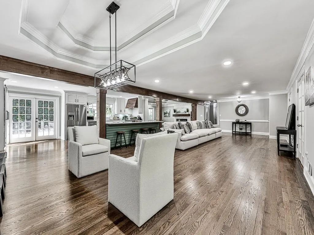 5335 Peachtree Dunwoody Road, Sandy Springs, Georgia 30342, 4 Bedrooms Bedrooms, ,3 BathroomsBathrooms,Residential,Sold,5335 Peachtree Dunwoody Road,7126563