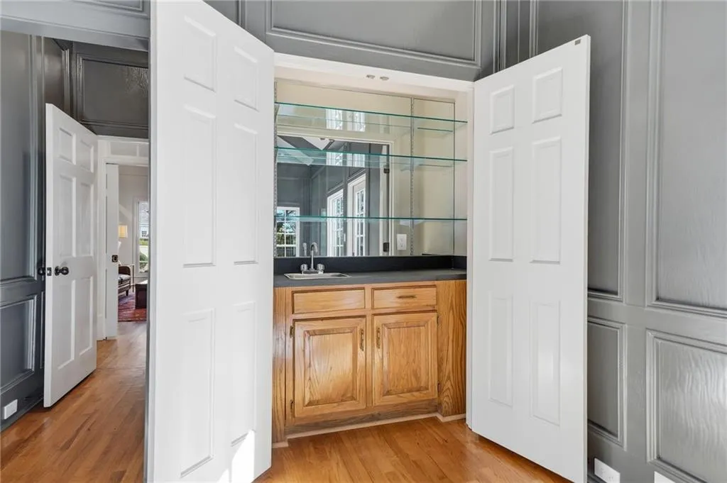 8520 Valemont Drive, Sandy Springs, Georgia 30350, 6 Bedrooms Bedrooms, ,5 BathroomsBathrooms,Residential,Sold,8520 Valemont Drive,7699986