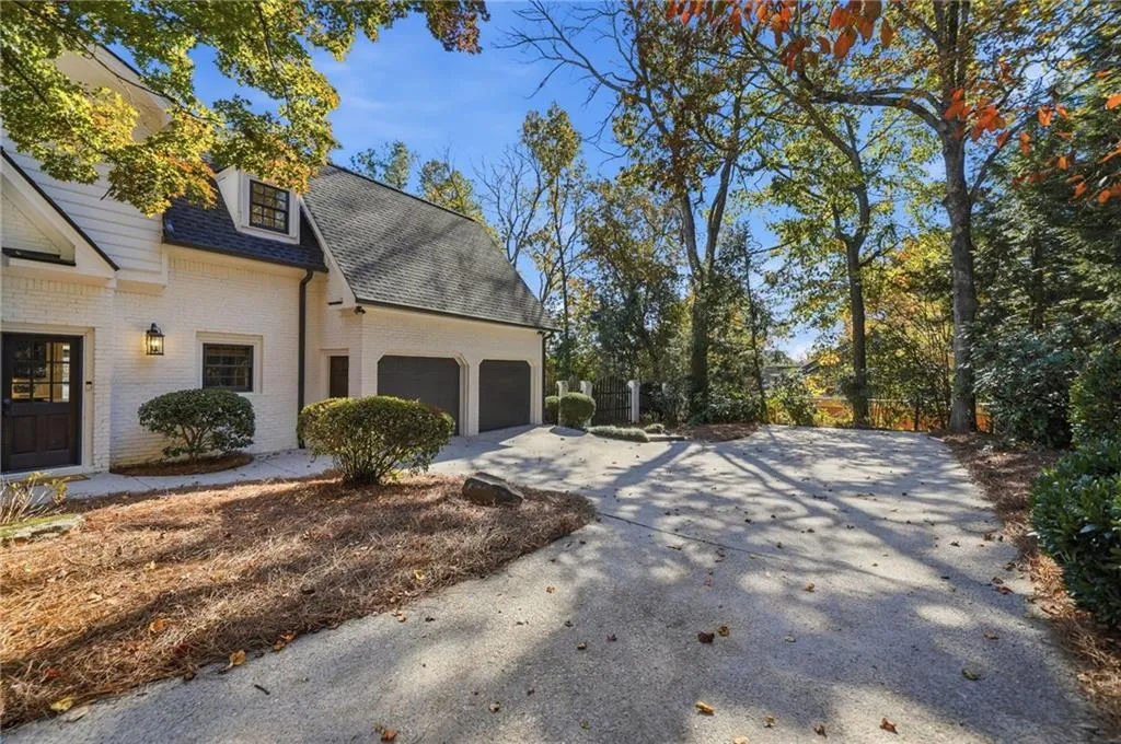 8520 Valemont Drive, Sandy Springs, Georgia 30350, 6 Bedrooms Bedrooms, ,5 BathroomsBathrooms,Residential,Sold,8520 Valemont Drive,7699986