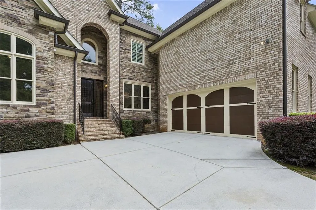 20 W Belle Isle Road, Sandy Springs, Georgia 30342, 5 Bedrooms Bedrooms, ,4 BathroomsBathrooms,Residential,For Sale,20 W Belle Isle Road,7629305