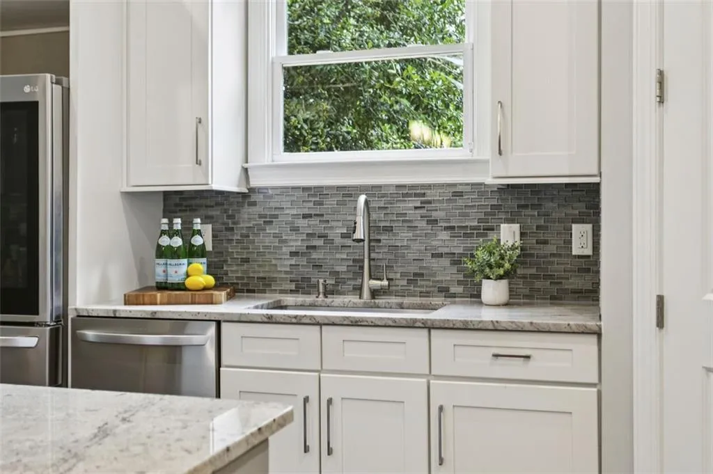 20 W Belle Isle Road, Sandy Springs, Georgia 30342, 5 Bedrooms Bedrooms, ,4 BathroomsBathrooms,Residential,For Sale,20 W Belle Isle Road,7629305
