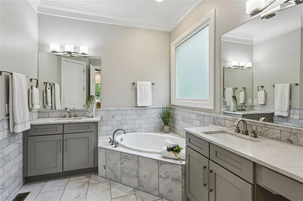 20 W Belle Isle Road, Sandy Springs, Georgia 30342, 5 Bedrooms Bedrooms, ,4 BathroomsBathrooms,Residential,For Sale,20 W Belle Isle Road,7629305
