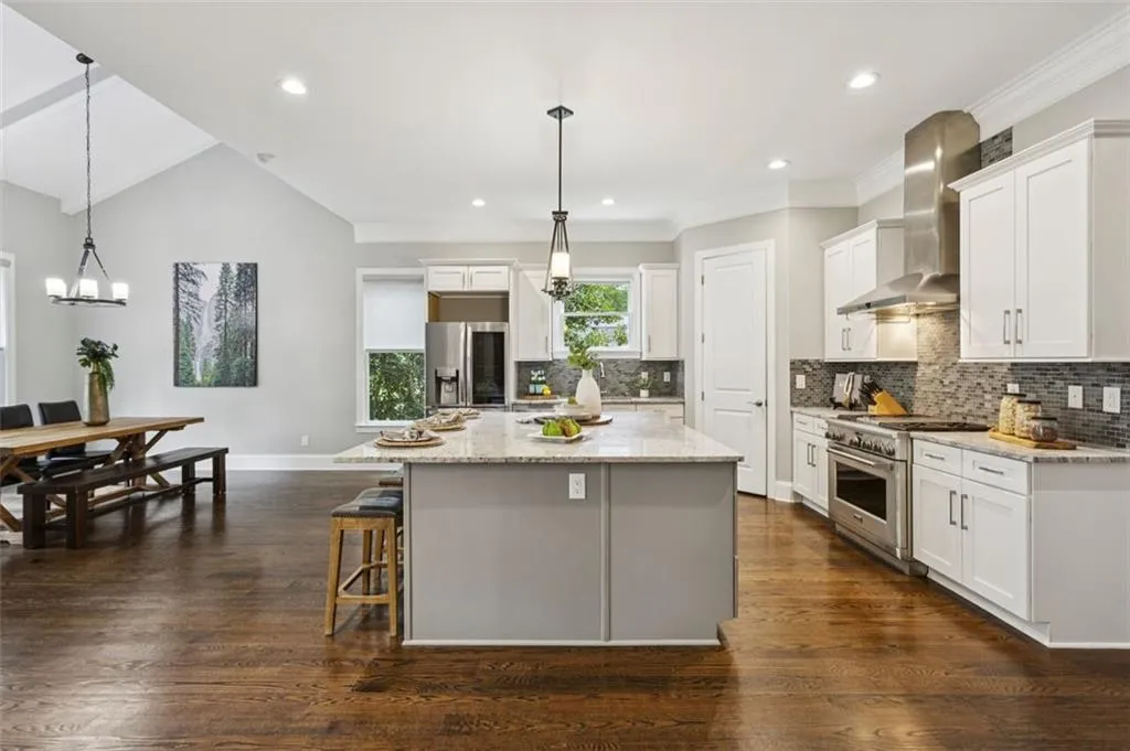 20 W Belle Isle Road, Sandy Springs, Georgia 30342, 5 Bedrooms Bedrooms, ,4 BathroomsBathrooms,Residential,For Sale,20 W Belle Isle Road,7629305