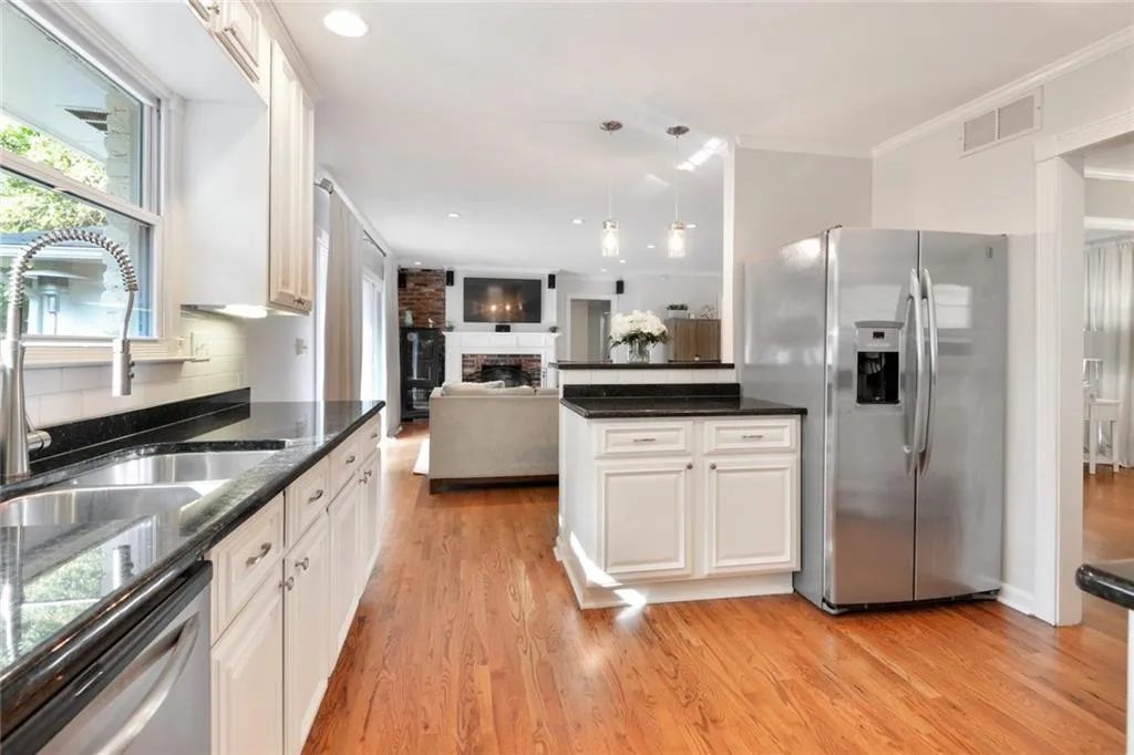 641 Hammond Drive, Sandy Springs, Georgia 30328, 4 Bedrooms Bedrooms, ,2 BathroomsBathrooms,Residential,Sold,641 Hammond Drive,6804934